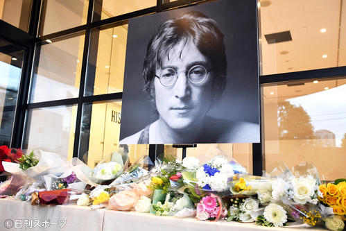 ジョン・レノン40回目の命日を迎え「DOUBLE FANTASY-John&Yoko」東京展には献花台が設けられた(撮影・大友陽平)
