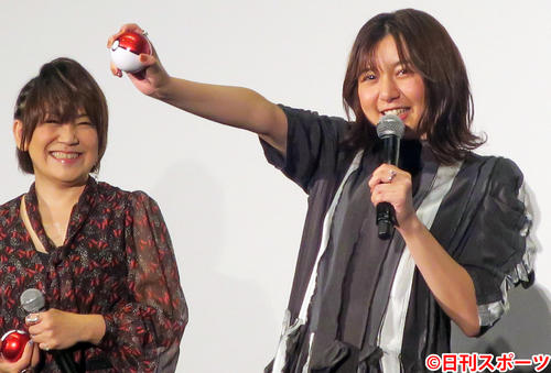 「劇場版ポケットモンスター ココ」の完成披露試写会でモンスターボールを手にする上白石萌歌(右)。左はサトシ役の声優松本梨香