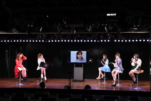 「AKB48劇場15周年記念配信」を行ったAKB48。中央はリモート出演する柏木由紀(C)AKB48