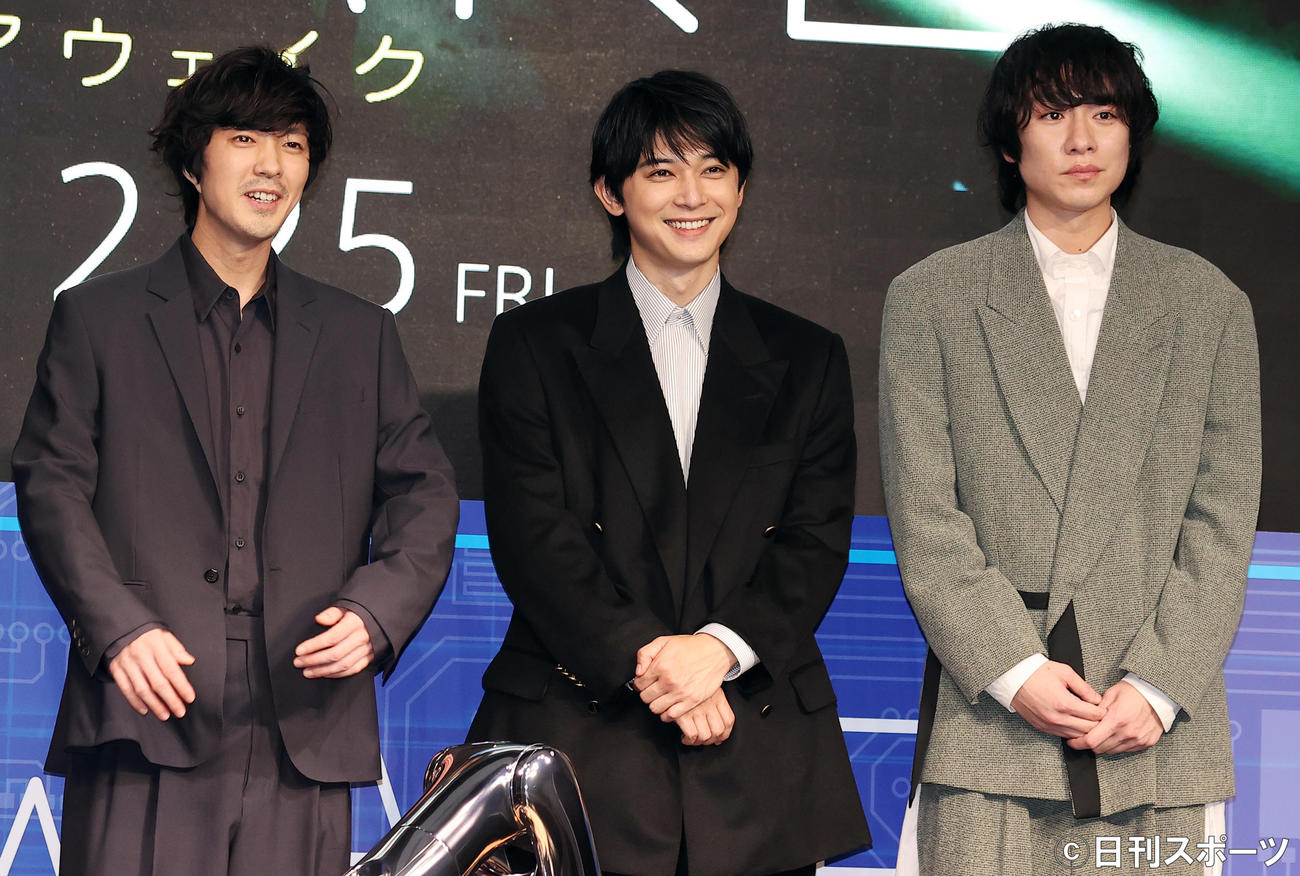 映画「AWAKE」完成報告会見で記念撮影する、左から若葉竜也、吉沢亮、落合モトキ（撮影・浅見桂子）