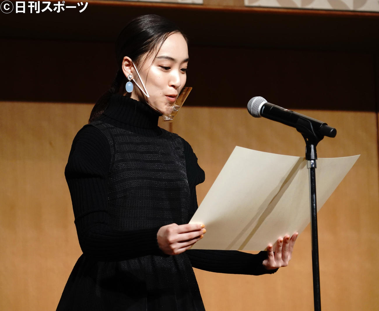 輝く！「日本バイクオブザイヤー2020」の授賞式にプレゼンターとして出席し、表彰状を読む吉田美佳子（撮影・佐藤成）