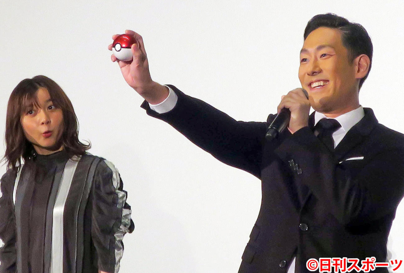 「劇場版ポケットモンスター　ココ」完成披露試写会でモンスターボールを手にする中村勘九郎（右）。左は上白石萌歌