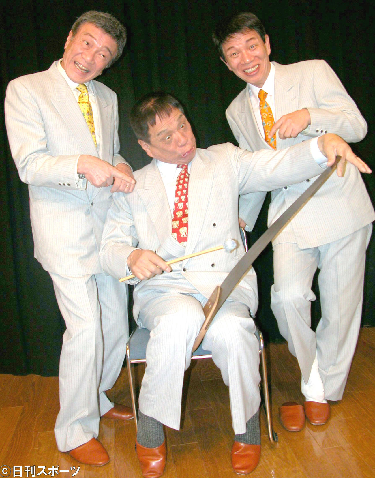 横山ホットブラザーズの横山アキラさん（中央）（03年1月20日）