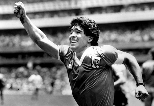 1986年W杯メキシコ大会準々決勝のイングランド戦で、5人抜きのゴールを決めて喜ぶマラドーナさん(ロイター)