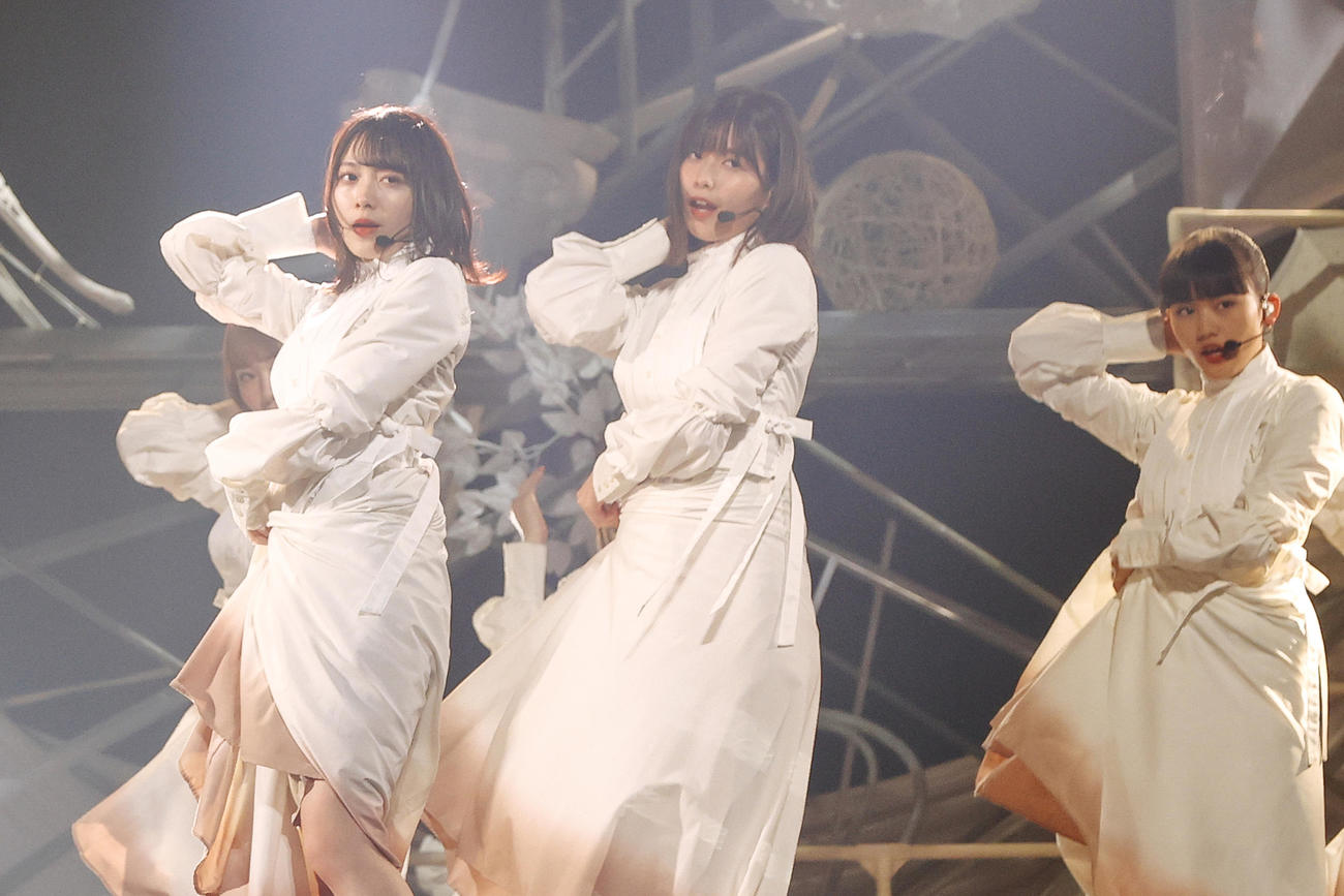 「デビューカウントダウンライブ！！」でパフォーマンスする櫻坂46。左から森田ひかる、渡邉理佐、山崎天