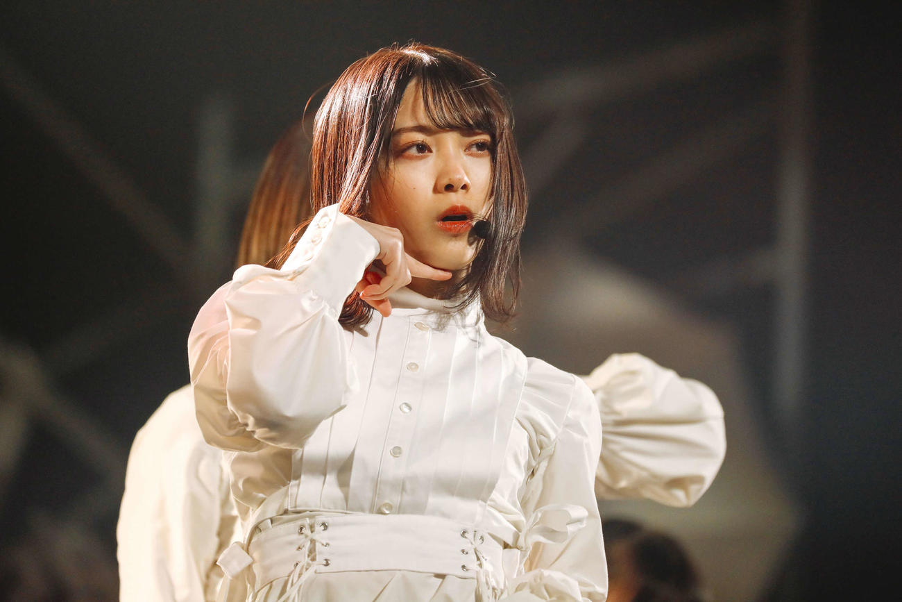 「デビューカウントダウンライブ！！」でパフォーマンスする櫻坂46の森田ひかる
