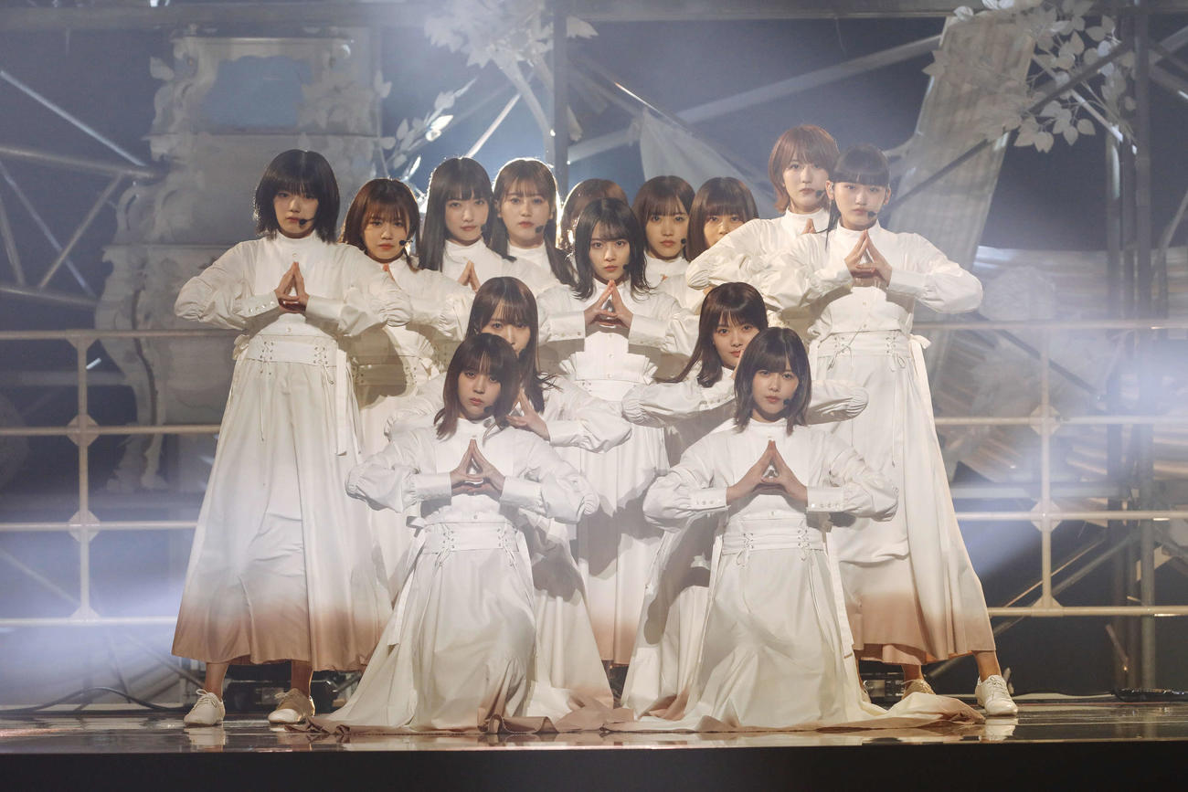 「デビューカウントダウンライブ！！」で「Nobody’s　fault」をパフォーマンスする櫻坂46。中央は森田ひかる