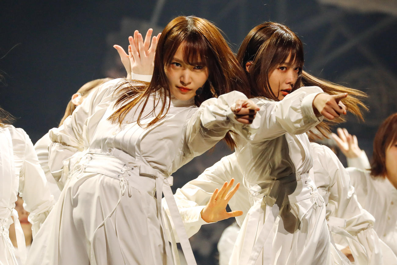 「デビューカウントダウンライブ！！」でパフォーマンスする櫻坂46。左は菅井友香、右は田村保乃（撮影／上山陽介）