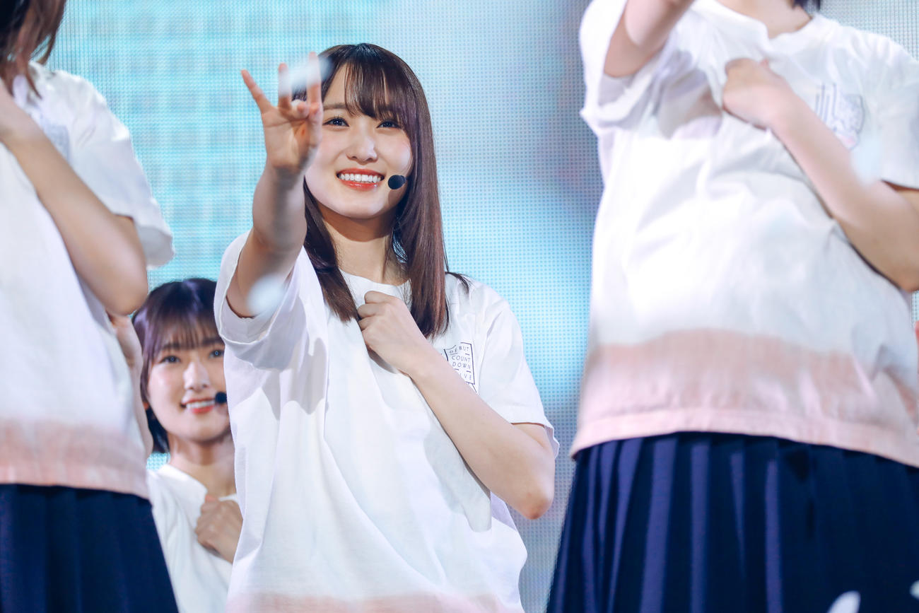 「デビューカウントダウンライブ！！」で「櫻坂の詩」を披露した櫻坂46。笑顔を見せる菅井友香
