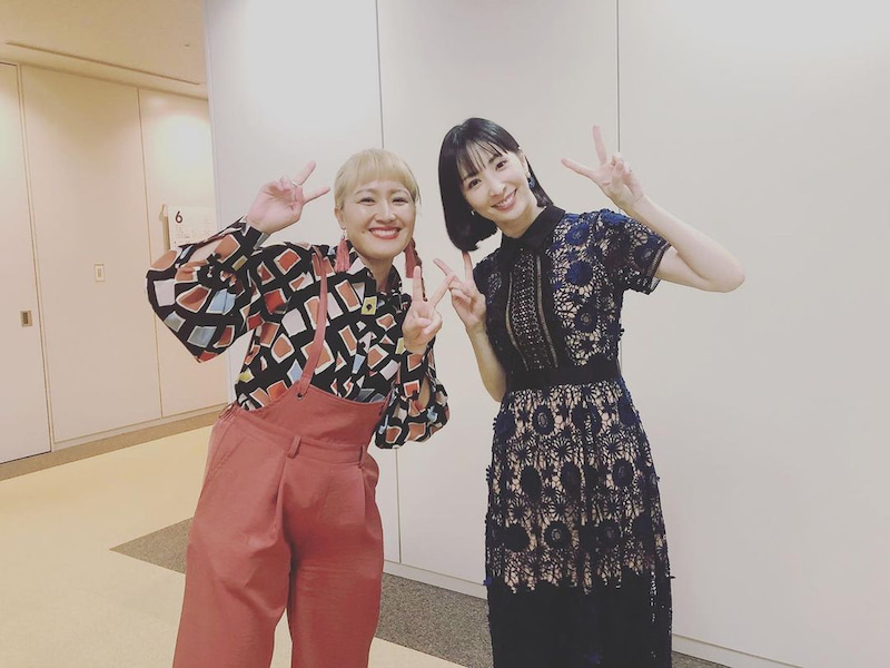 丸山桂里奈と真飛聖のピース2ショット（丸山桂里奈公式ブログより）