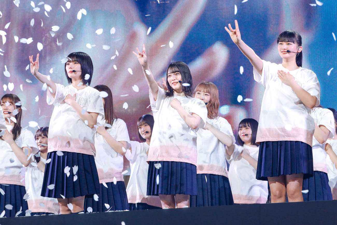 「デビューカウントダウンライブ！！」で「櫻坂の詩」を披露した櫻坂46。左から藤吉夏鈴、森田ひかる、山崎天（撮影・上山陽介）
