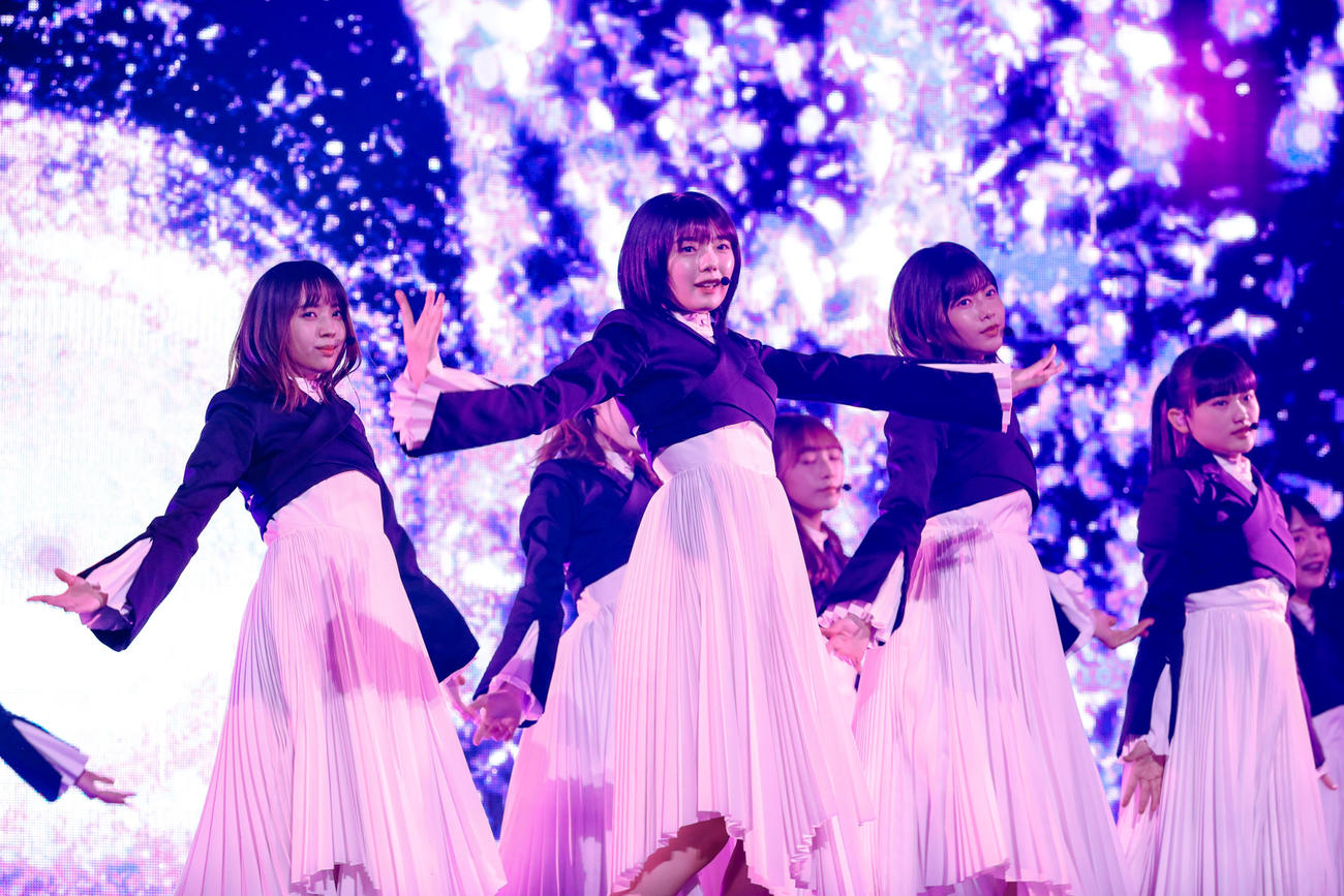 「デビューカウントダウンライブ！！」でパフォーマンスする櫻坂46。中央は藤吉夏鈴（撮影・上山陽介）