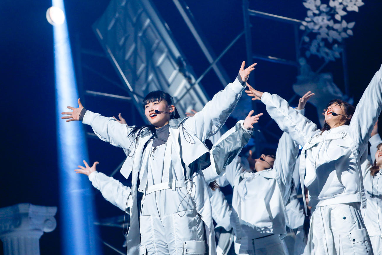 「デビューカウントダウンライブ！！」でパフォーマンスする櫻坂46。中央左は山崎天（撮影・上山陽介）