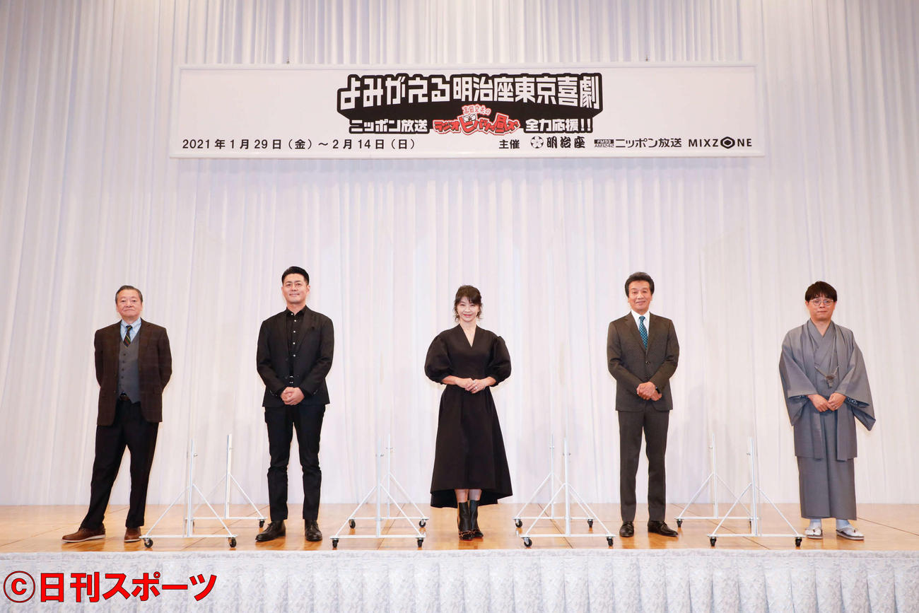 舞台「よみがえる明治座東京喜劇－ニッポン放送『高田文夫のラジオビバリー昼ズ』全力応援!!－」の制作発表に出席した、左から高田文夫氏、宅間孝行、田中美佐子、前川清、立川志らく