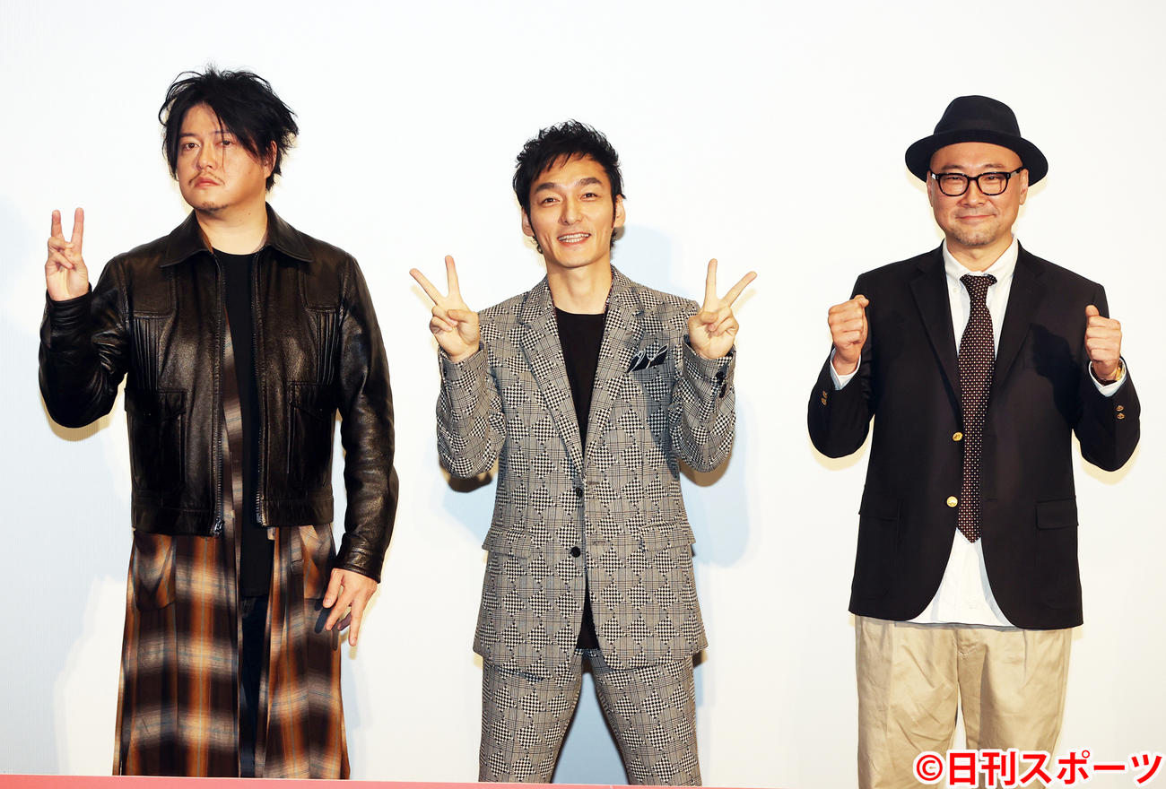 映画「ミッドナイトスワン」の舞台あいさつを行った左から音楽担当の渋谷慶一郎氏、主演の草なぎ剛、内田英治監督（2020年11月29日撮影）