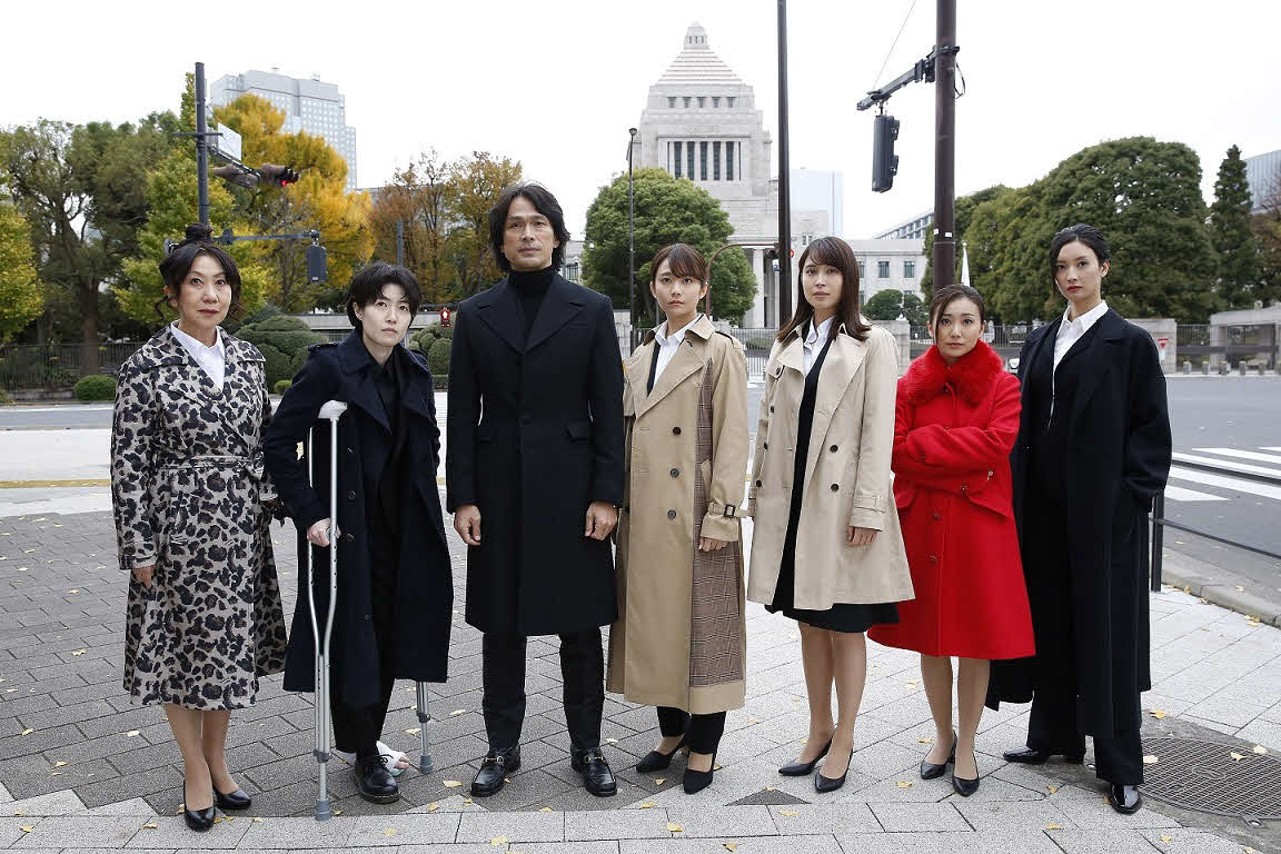 テレビ朝日系ドラマ「七人の秘書」最終回から。左から室井滋、シム・ウンギョン、江口洋介、木村文乃、広瀬アリス、大島優子、菜々緒