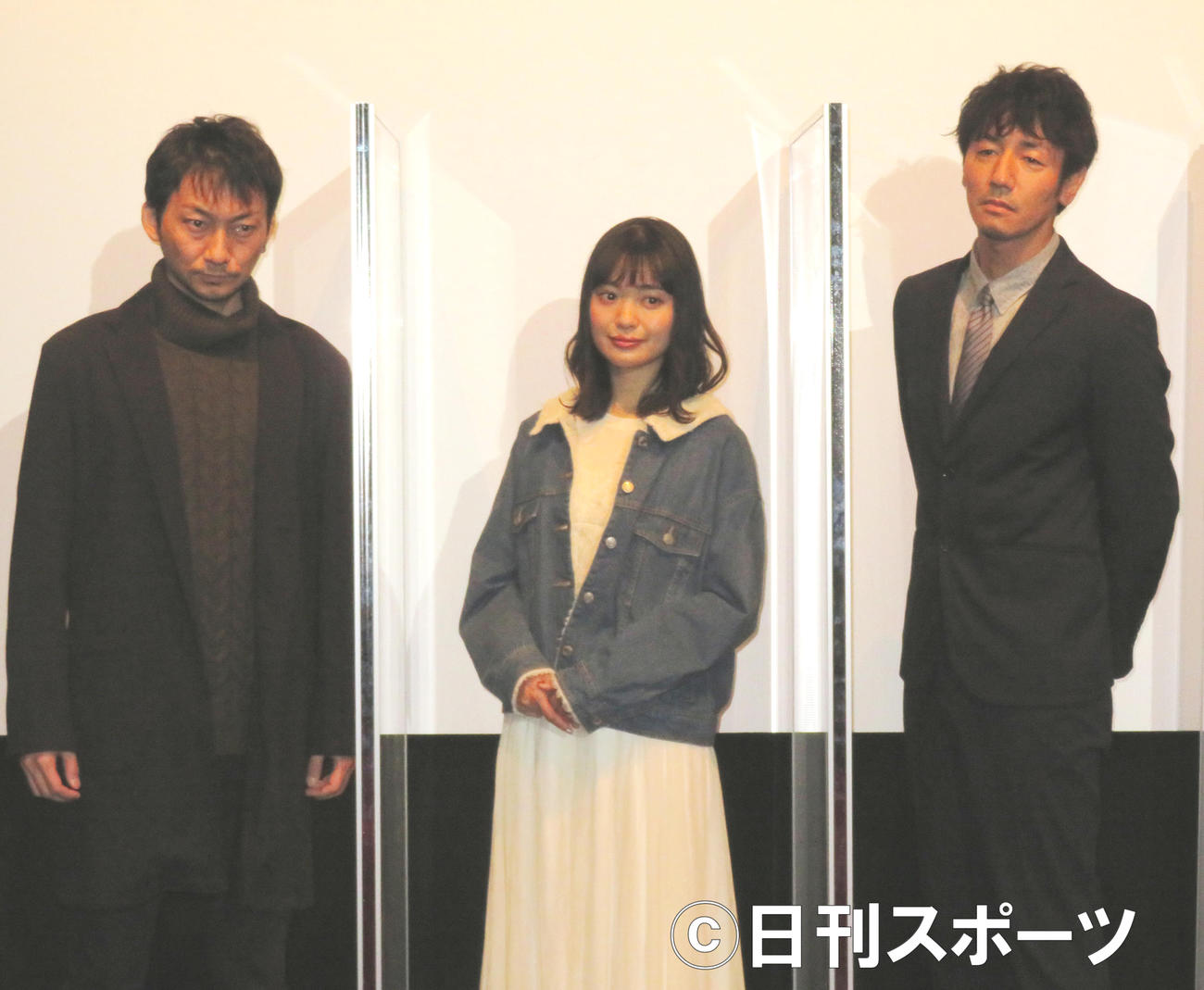 完成発表会に出席した、左から波岡一喜、北原里英、弓削智久（撮影・佐藤勝亮）