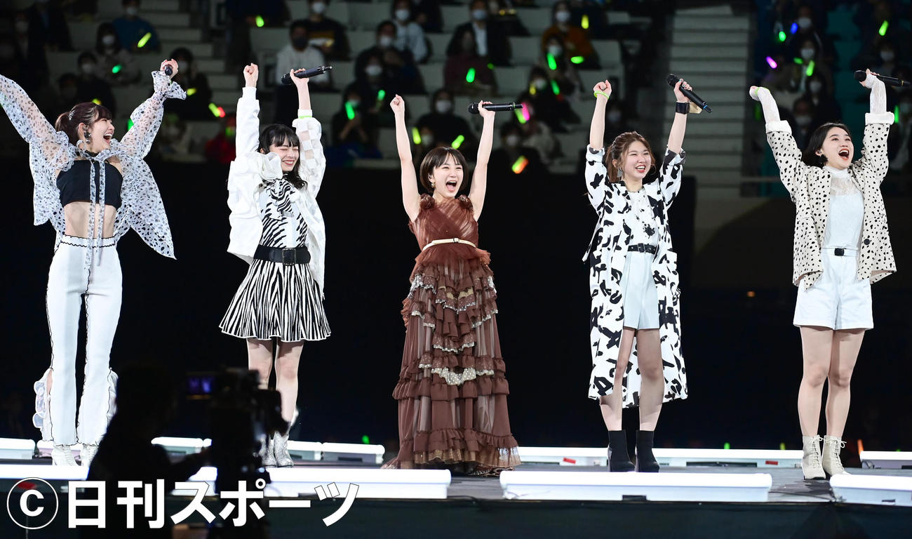 アンコールでカーテンコールする船木結（中央）らアンジュルムのメンバーたち（撮影・小沢裕）