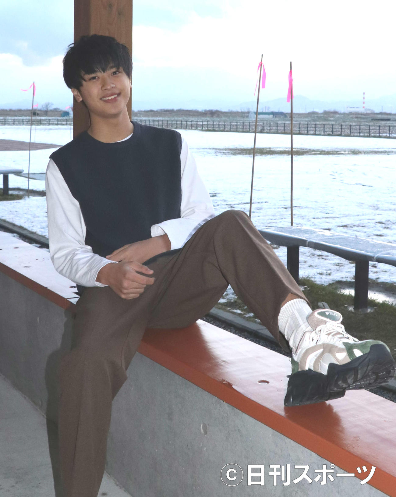 前川佑さんは柔和な表情でポーズを決める（撮影・浅水友輝）