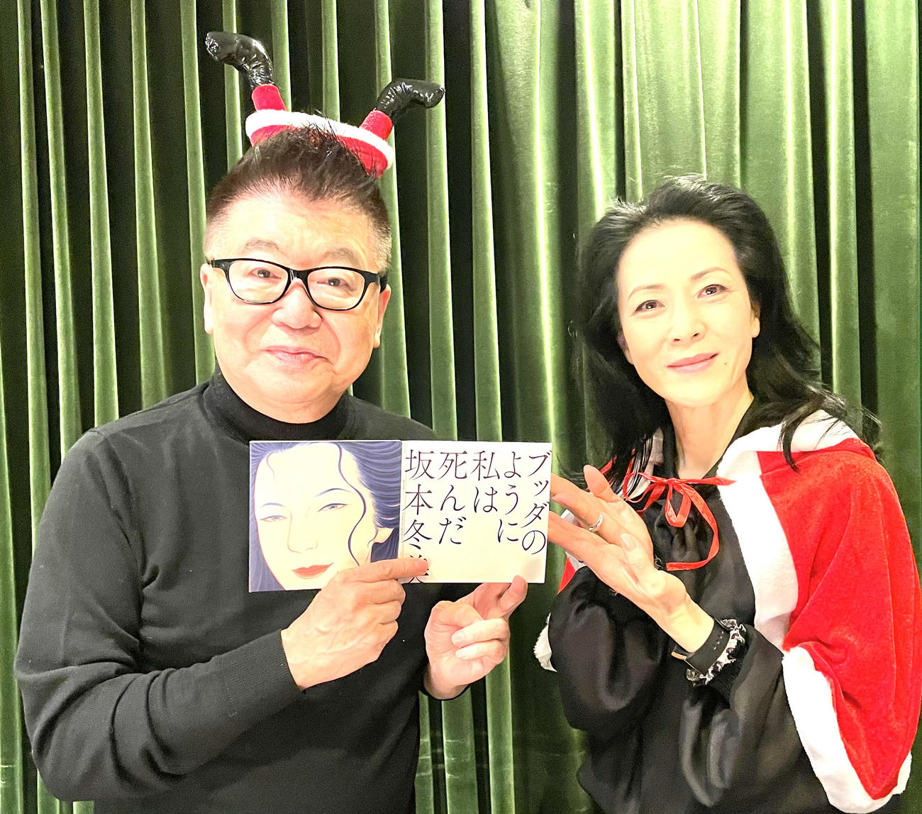 新曲「ブッダのように私は死んだ」のCDを手に、クリスマス衣装を着てポーズを取る生島ヒロシ(左)と坂本冬美