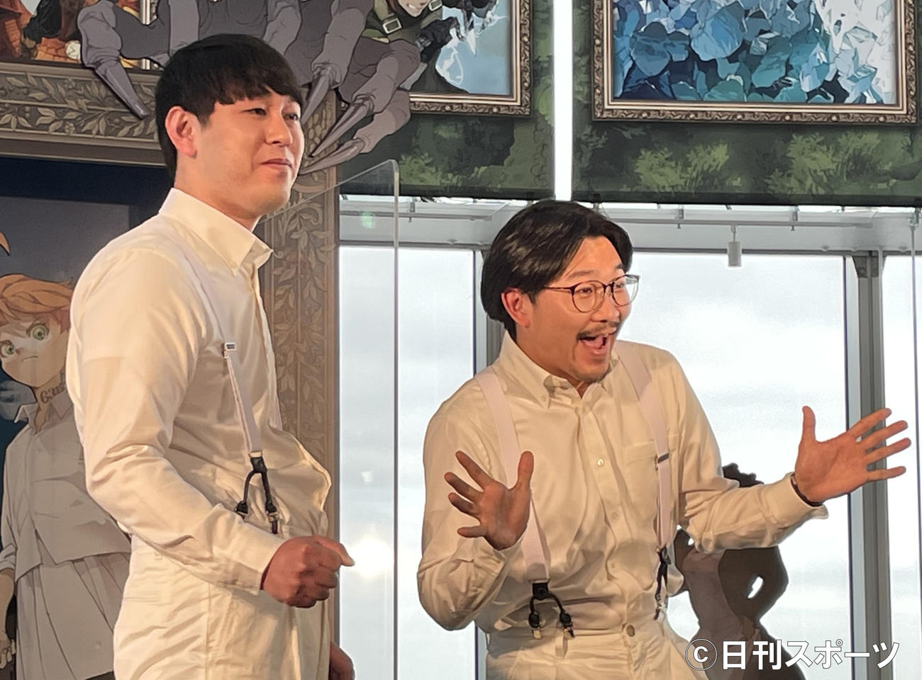 「約束のネバーランド展」オープニングセレモニーにコスプレ姿で登場した漫才コンビ、オズワルド。左から、畠中悠、伊藤俊介