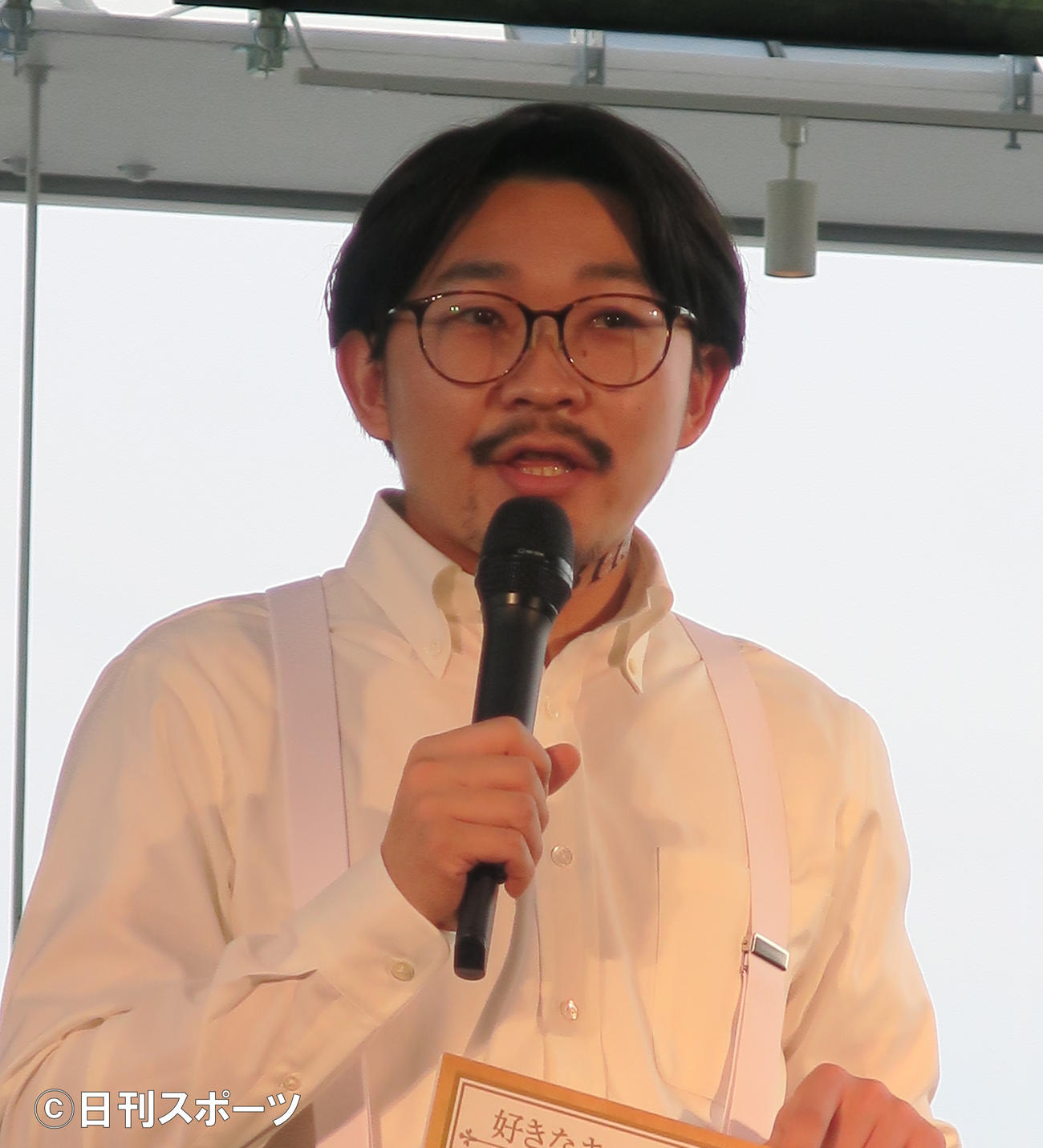 「約束のネバーランド展」オープニングセレモニーにコスプレ姿で登場した漫才コンビ、オズワルドの伊藤俊介