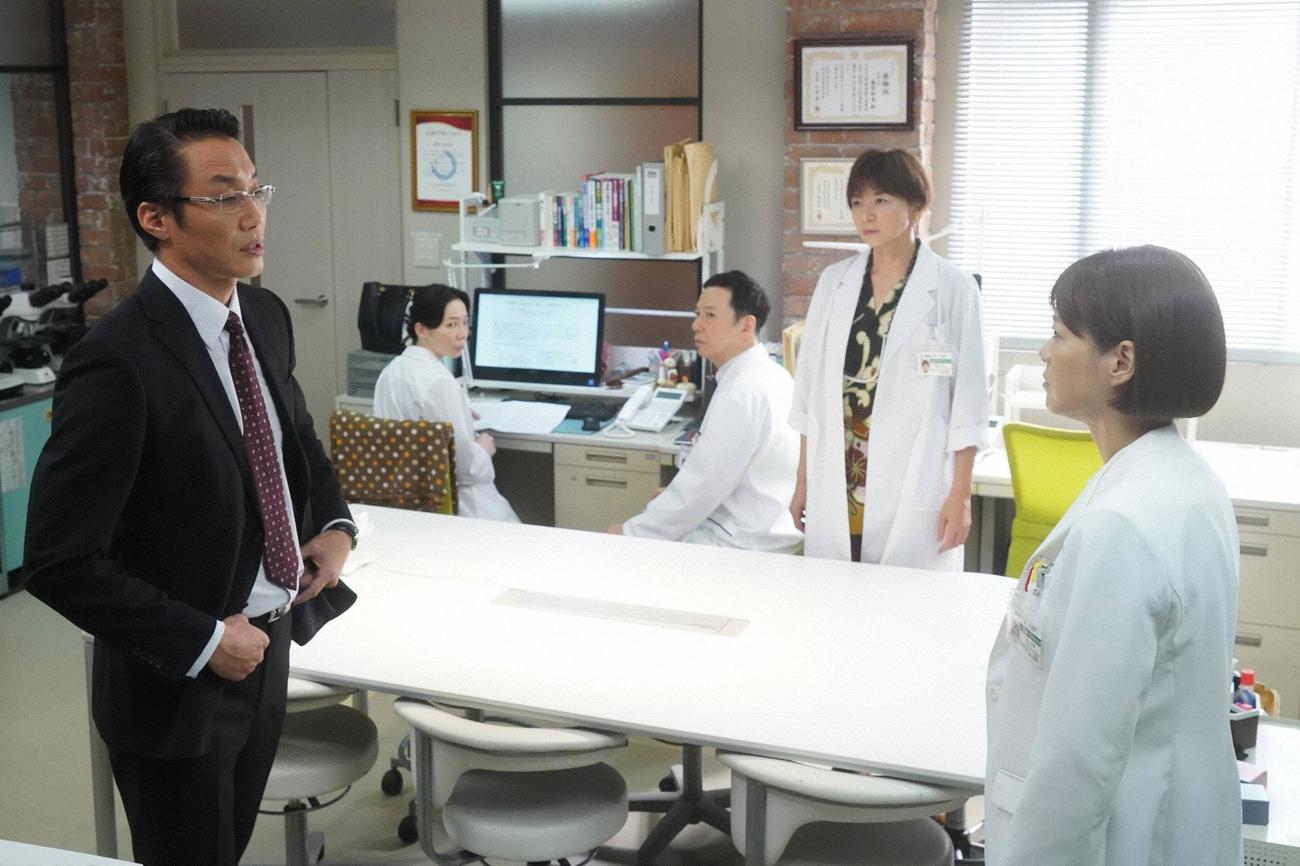監察官の五十嵐（松角洋平＝左）に万木朝顔（上野樹里＝右）は担当を外れることを了承する。左2人目から藤堂絵美（平岩紙）、藤堂雅史（板尾創路）、夏目茶子（山口智子）（C）フジテレビ