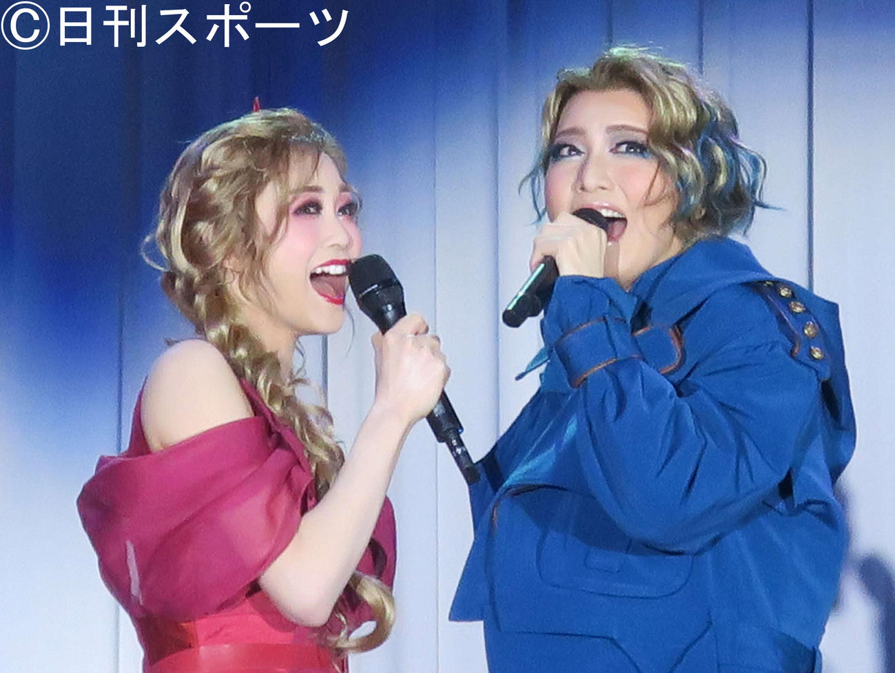 宝塚歌劇星組公演「ロミオとジュリエット」の制作発表で歌唱を披露するトップスターの礼真琴（右）と娘役トップの舞空瞳