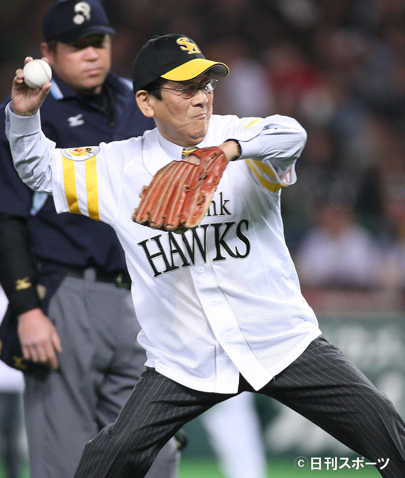ソフトバンク対西武で始球式を務めた小松政夫さん（2008年3月5日）