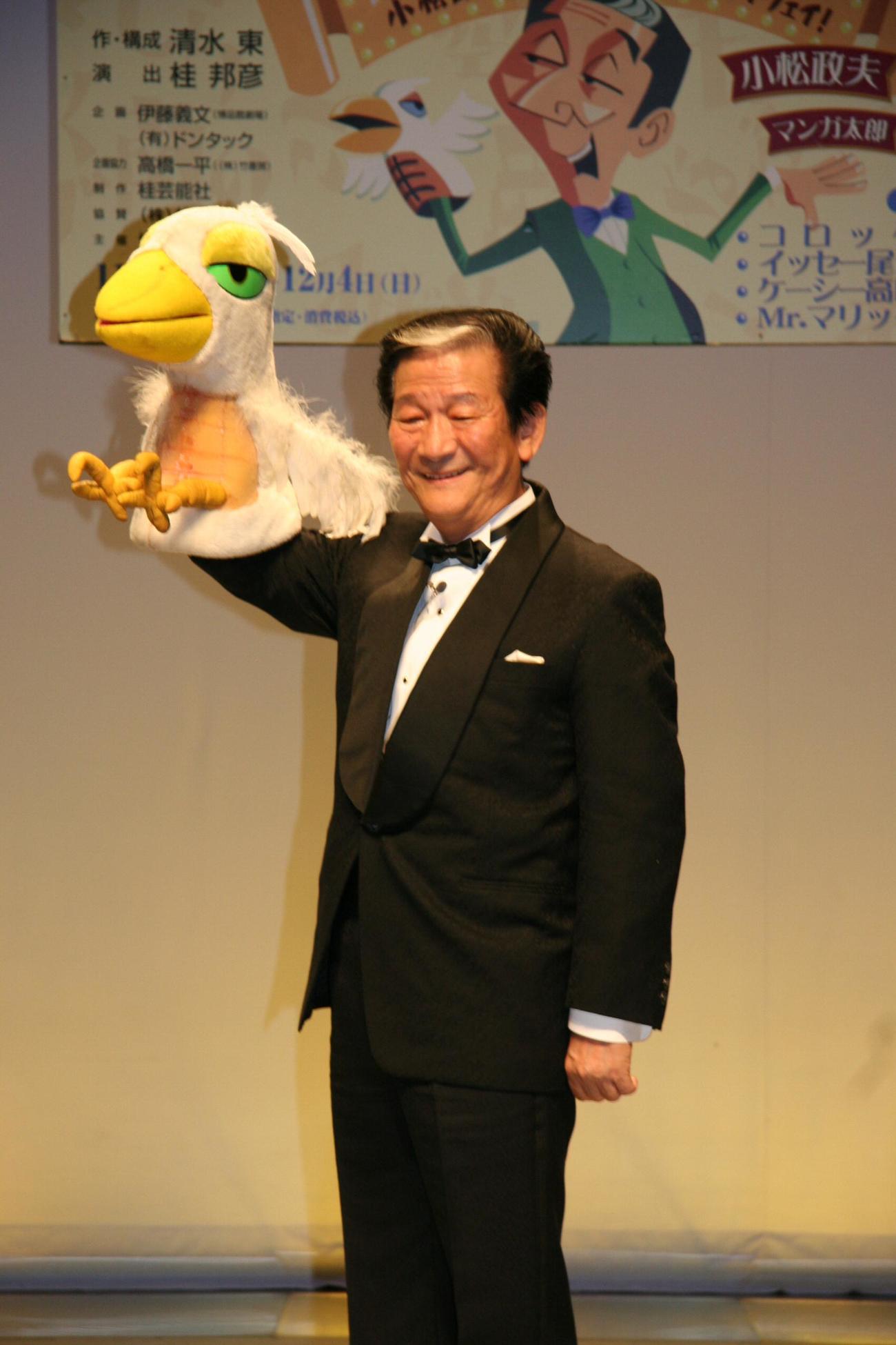 しらけ鳥のぬいぐるみを手にする小松政夫さん（2005年11月7日）