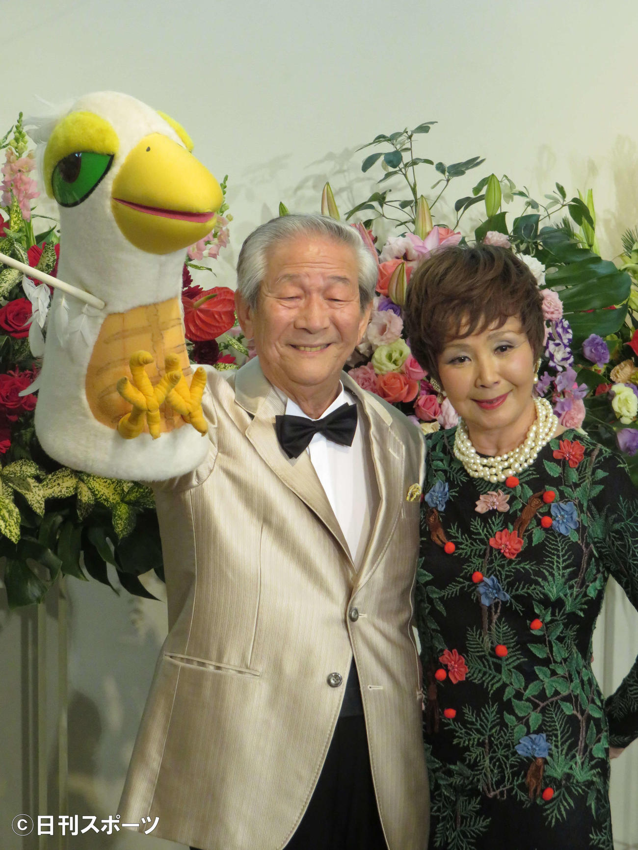 しらけ鳥のぬいぐるみを手にした小松政夫さん（左）と園まり（2017年1月7日撮影）