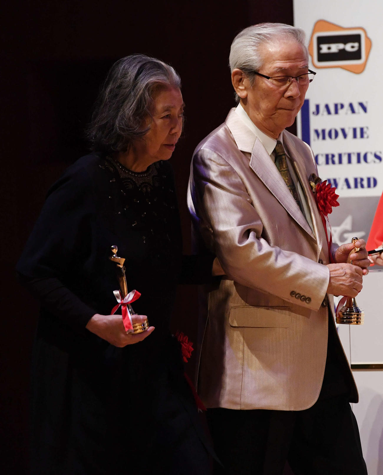 日本映画批評家大賞　樹木希林さんは小松政夫さんにエスコートされて記念撮影に向かう（2017年5月16日撮影）