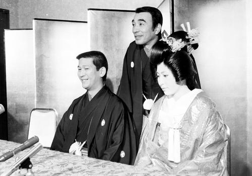 朋子さんと挙式をあげる小松政夫さん（左端）。中央は植木等さん（1976年1月14日撮影）　