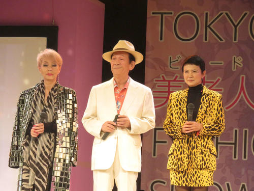 「TOKYO美老人（ビロード）ファッションショー」　総重量17キロの鏡を散りばめた衣装を29年ぶりに着て登場した研ナオコ（左）。中央は小松政夫さん、右は作家の家田荘子氏（2015年9月21日撮影）