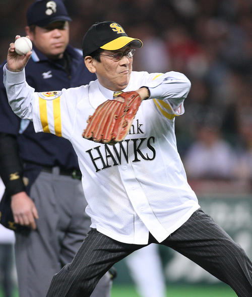 ソフトバンク対西武　始球式を務めるタレントの小松政夫さん＝福岡ヤフードーム(2008年3月5日)