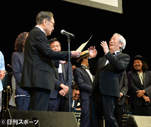 コメディ栄誉賞を受賞した小松政夫さん（右）は、伊東四朗から「あんたはえらい！」と賞状を読まれてのけぞる（2017年9月18日撮影）