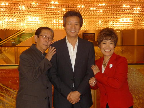 明治座公演で共演する左から小松政夫さん、前川清、秋元順子（2011年11月17日）