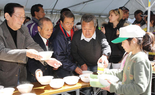 東日本大震災の被災者に炊き出しを配る。左から小松政夫さん、三宅義信氏、高田繁氏、梅宮辰夫さん（2011年3月27日撮影）