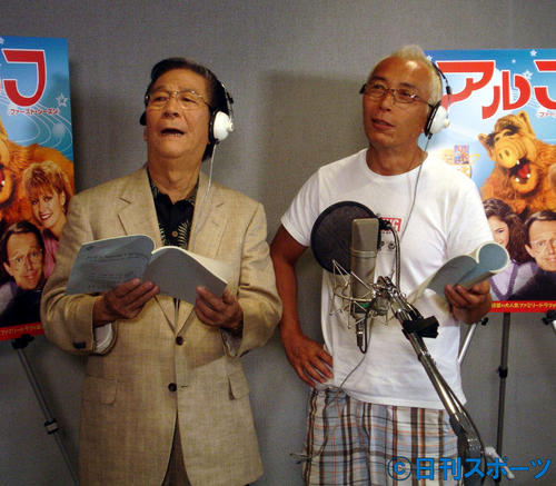 米コメディードラマ「アルフ」アフレコ収録に参加した小松政夫さん（左）と所ジョージ（2009年8月17日）
