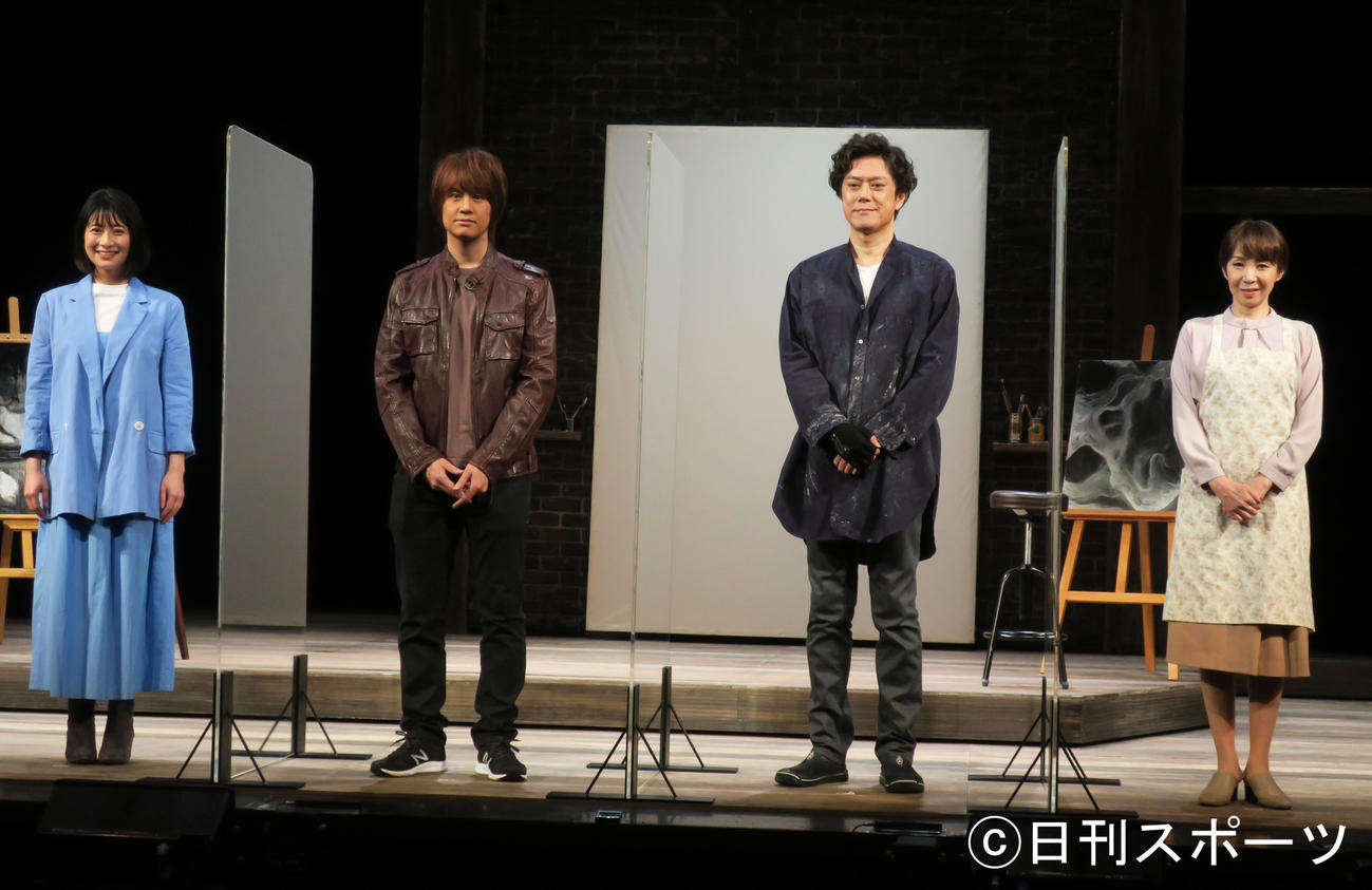 舞台「オトコ・フタリ」の取材会で。左から、大塚千弘、浦井健治、山口祐一郎、保坂知寿