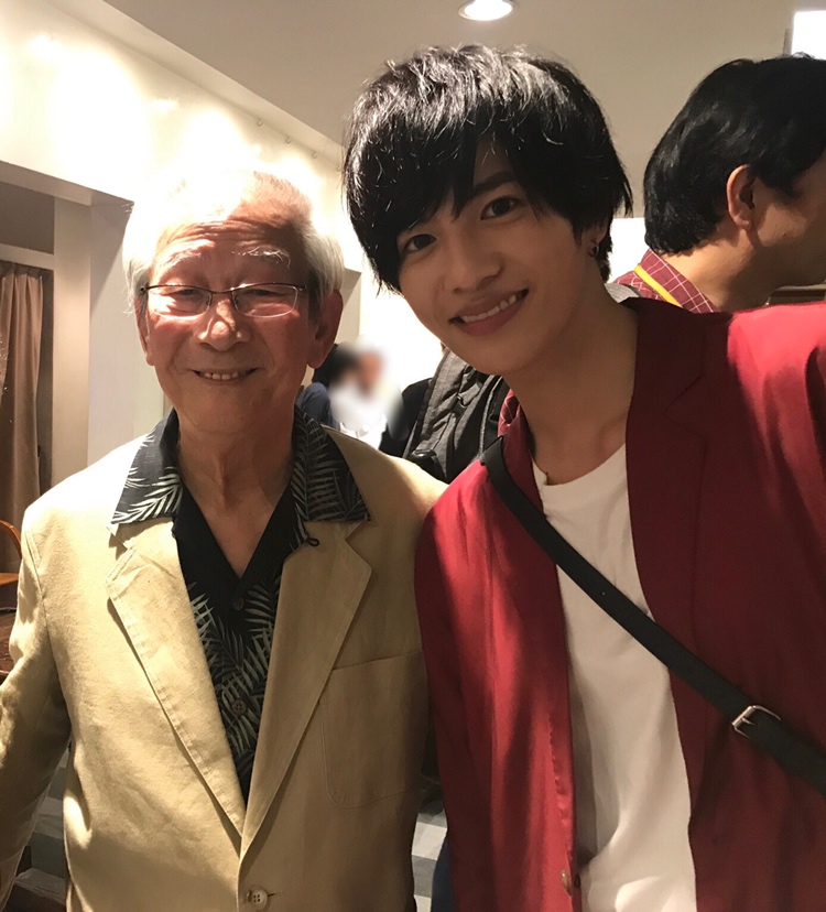 NHKドラマ「植木等とのぼせもん」の打ち上げで写真におさまる小松政夫さん（左）とドラマで小松さん役を演じた志尊淳