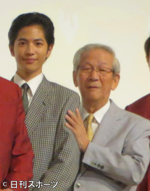 志尊淳（左）と小松政夫さん（17年撮影）
