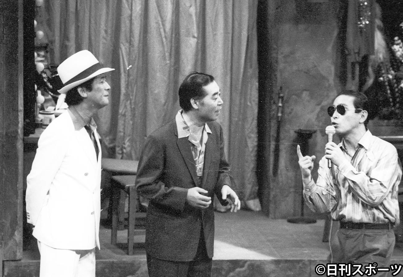 東八郎さん（中央）と共演する小松政夫さん（左）。右はタモリ（1985年6月3日撮影）
