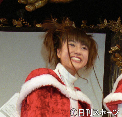 ホリプロクリスマスイベント　ミニスカサンタクロースの衣装でファンに笑顔を見せる酒井彩名（1998年12月20日撮影）