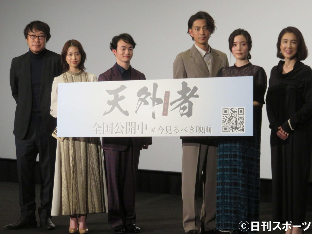 左から田中光敏監督、森川葵、森永悠希、三浦翔平、蓮佛美沙子、筒井真理子