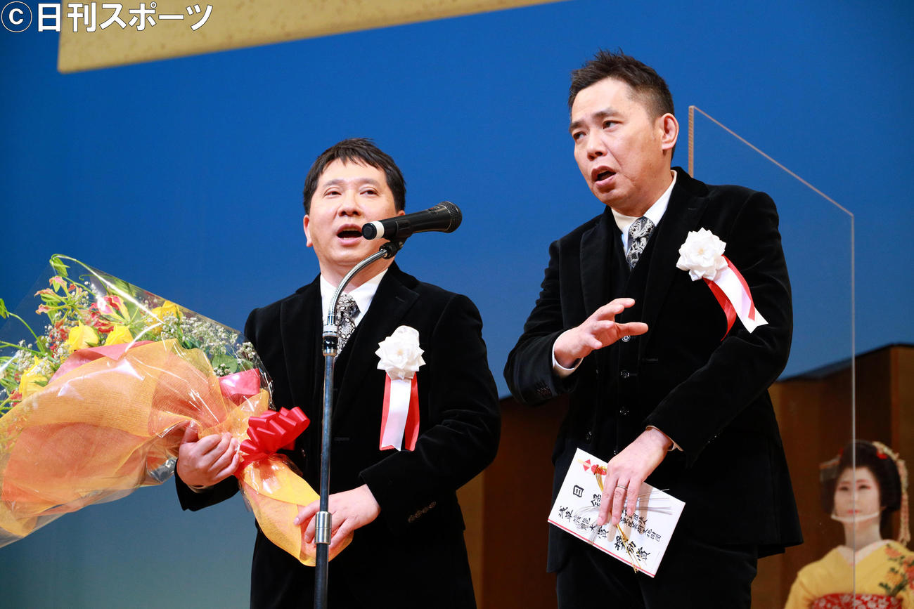 第37回浅草芸能大賞奨励賞を受賞した爆笑問題の田中裕二（左）と太田光（撮影・中島郁夫）