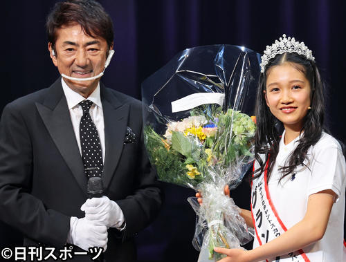 第44回ホリプロタレントスカウトキャラバンでグランプリを受賞した山崎玲奈さん。左は市村正親（撮影・野上伸悟）