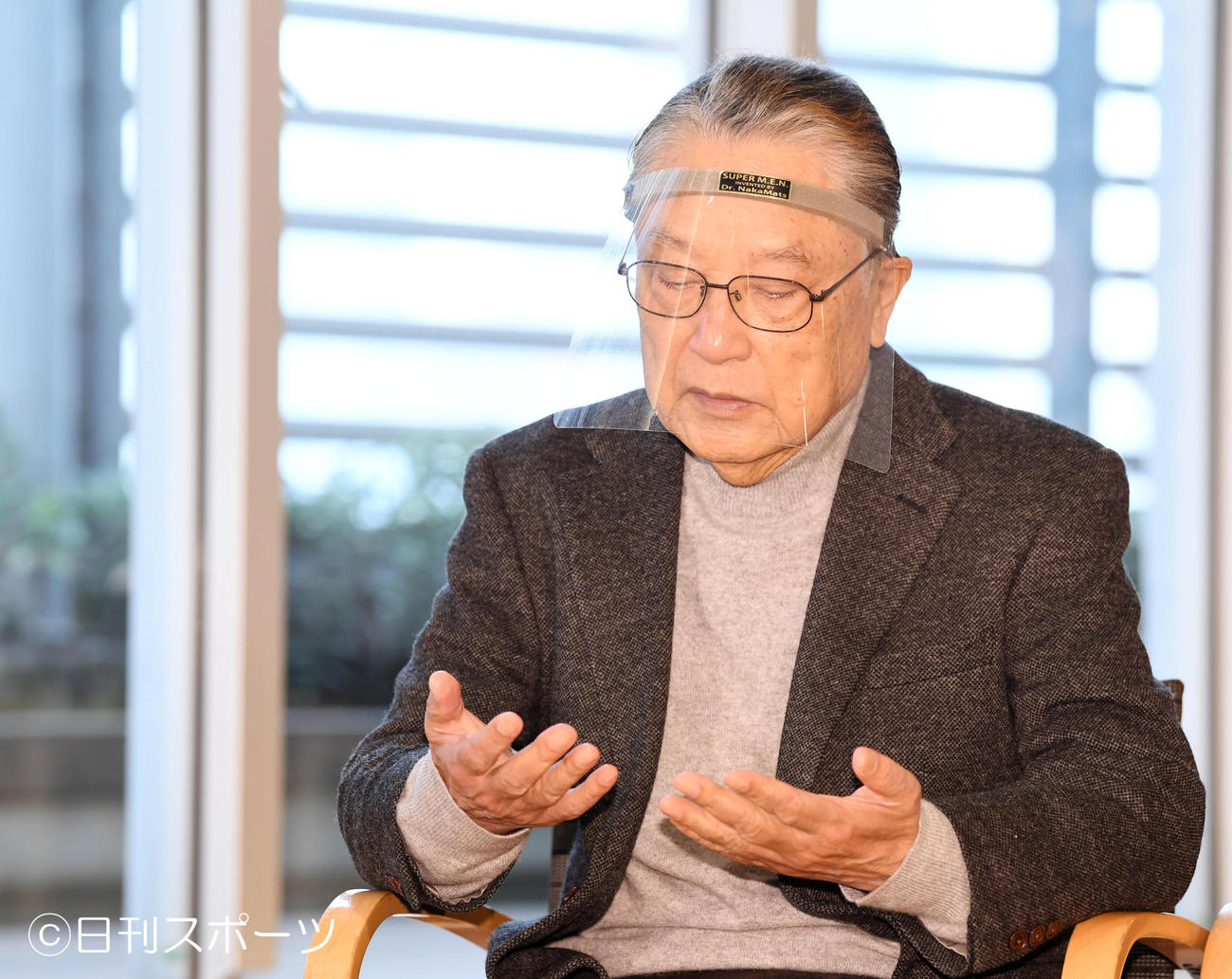 小松政夫さんとの思い出を手ぶりを交え語る伊東四朗（撮影・横山健太）