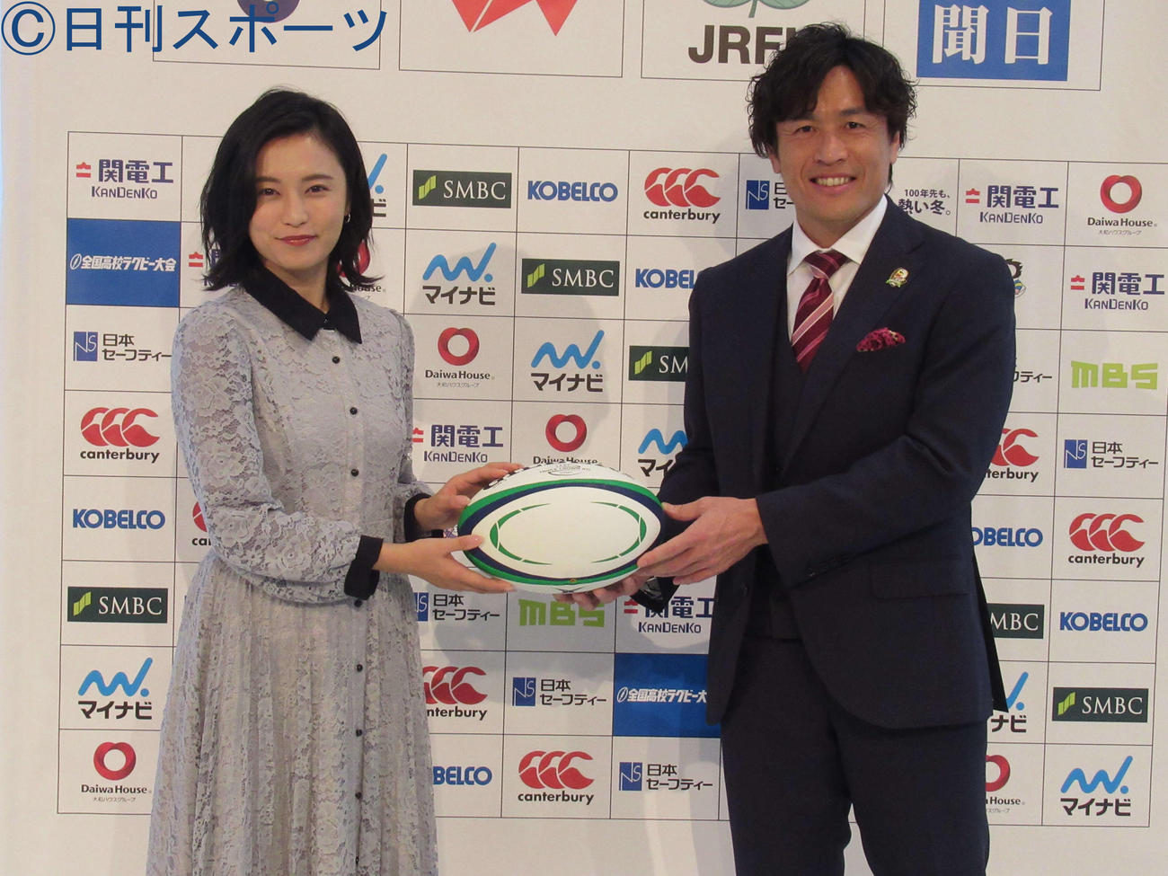MBSテレビ「第100回全国高校ラグビー大会」ハイライト番組のキャスターを務める小島瑠璃子（左）と大畑大介氏（撮影・星名希実）