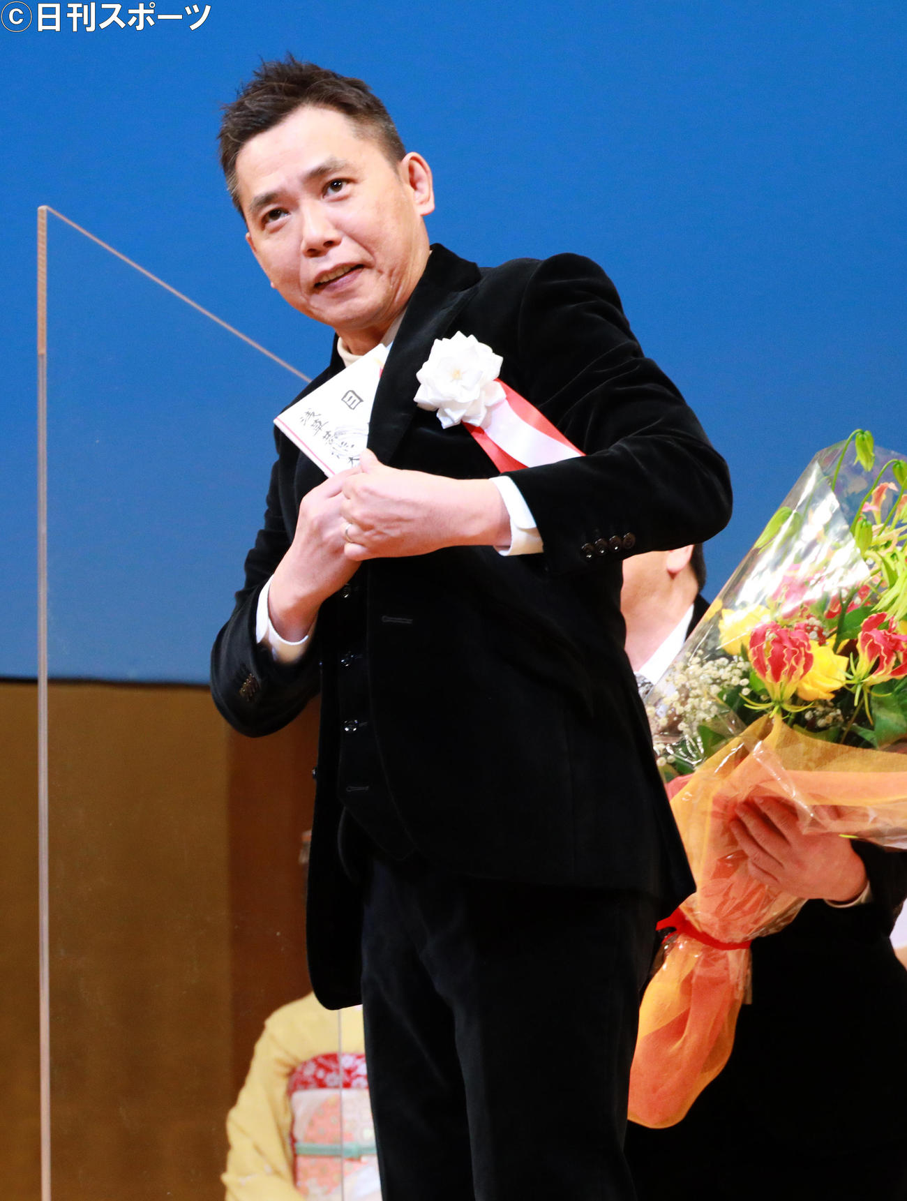 第37回浅草芸能大賞奨励賞を受賞し懸賞金を独り占めしようとする爆笑問題の太田光（撮影・中島郁夫）